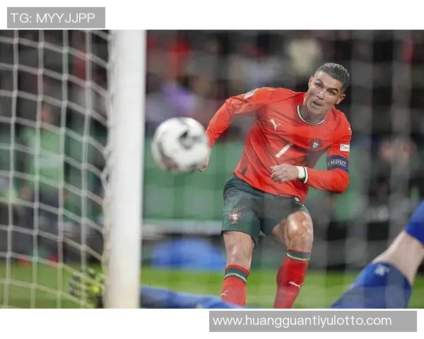 塞梅多传中C罗错失良机做出遗憾手势只差一点就能进球