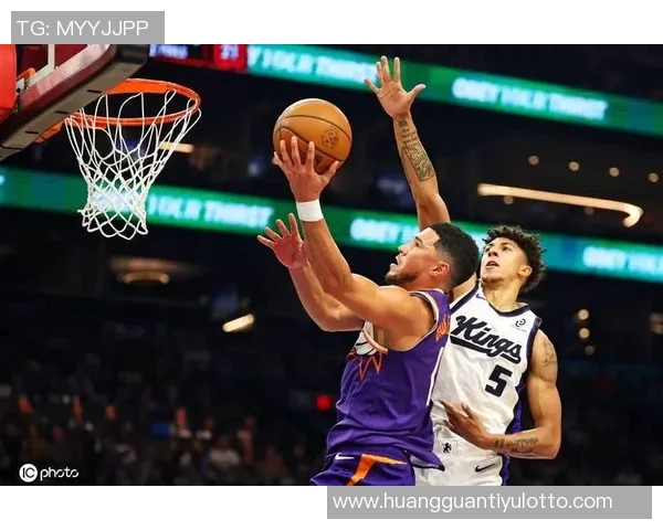 布克强势表现引领球队胜利19投10中斩获31分5篮板3助攻1抢断