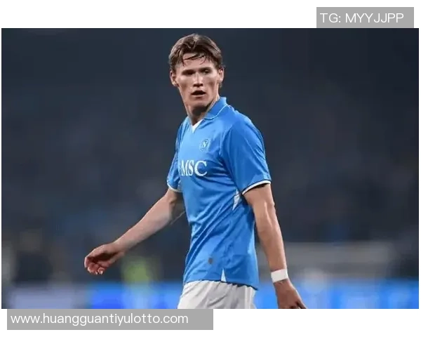 迪马透露麦克托米奈有望首发出战欧冠霍伊伦缺席训练状态成疑